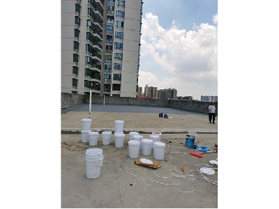 楼面大面积涂刷灰橡胶 (1)